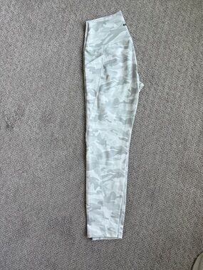 Women’s Light Gray Camo High-Waist Leggings